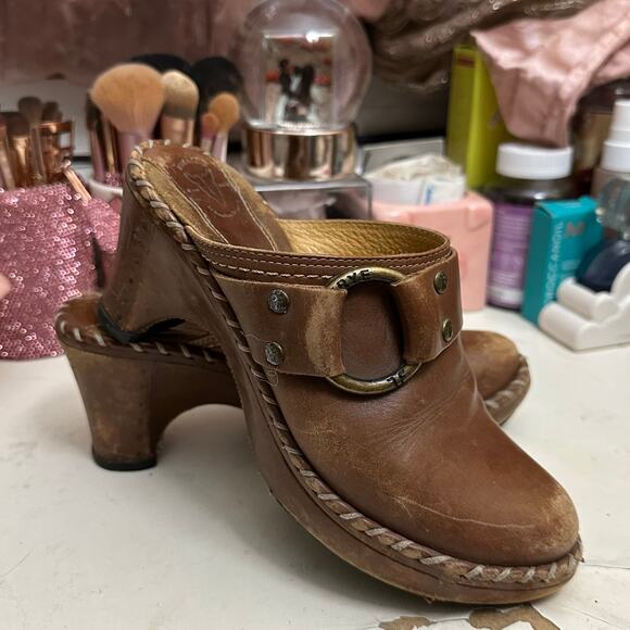 Frye Women’s Charlotte Ring Brown Distressed Heeled Clogs Mule Shoes Size 6 M - Picture 1 of 15
